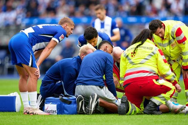 Marton Dardai Hertha BSC, 31 looks for injured Linus Gechter Hertha BSC, 44 , GER, Hertha BSC vs Fortuna Duesseldorf, Soccer Men, 2 Bundesliga, Season 2024 2025, Matchday 05, 15 09 2024 DFL REGULATES PROHIBIT ANY USE OF PHOTOGRAPHS AS IMAGE SEQUENCES AND OR QUASI VIDEO GER, Hertha BSC vs Fortuna Duesseldorf, Soccer men, 2 Bundesliga, Season 2024 2025, 05 Matchday, 15 09 2024 Berlin Copyright: xEibner-Pressefotox xClaudiusxRauchx EP_CRH