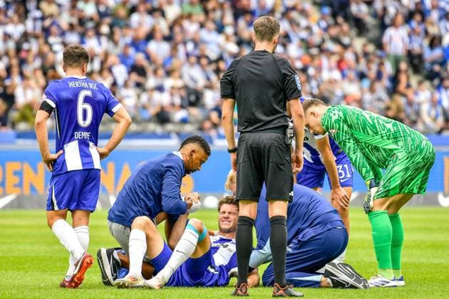 15 09 2024, xlakx, Fussball 2 Bundesliga, Hertha BSC Berlin Fortuna Düsseldorf emspor, v l Linus Gechter Hertha BSC 44 ,injured on the pitch holds his shoulder DFL DFB REGULATIONS PROHIBIT ANY USE OF PHOTOGRAPHS as IMAGE SEQUENCES and or QUASI VIDEO Daniel Lakomski Jan Huebner Berlin