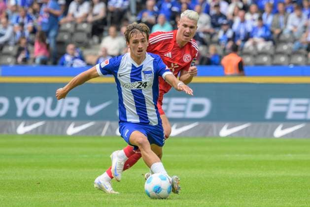 GER, Berlin, Fußball, Hertha BSC vs Fortuna Duesseldorf, 2 Bundesliga, Olympiastadion, 15 09 2024, v l Michal Karbownik Hertha 33 , Felix Klaus F95 Duesseldorf 11 , Zweikampf, Action, Kampf, kaempft um den Ball, dfl dfb regulations prohibit any use of photographs as image sequences and or quasi video, Copyright: HMBxMedia UwexKoch