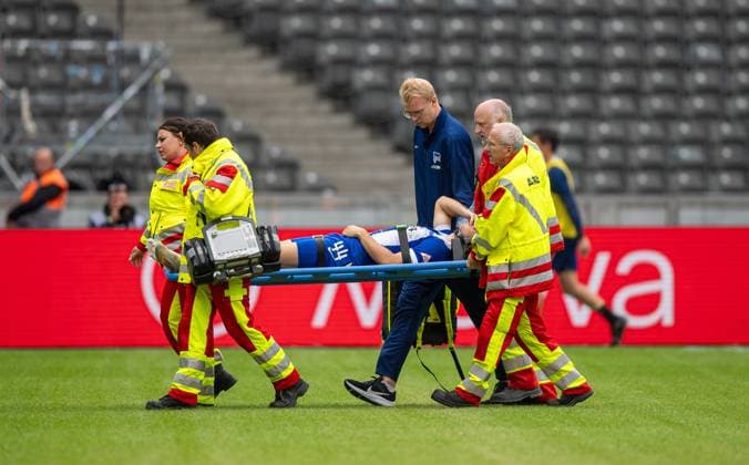 Football, Men, Season 2024 2025, 2 Bundesliga 5 Matchday , Hertha BSC Fortuna Düsseldorf, Linus Gechter Hertha BSC has to be treated for a long time and then carried off the pitch on a stretcher, 15 09 2024, Copyright: xSebastianxRäppold MatthiasxKochx