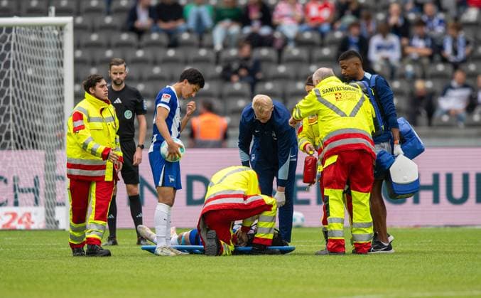 Football, Men, Season 2024 2025, 2 Bundesliga 5 Matchday , Hertha BSC Fortuna Düsseldorf, Linus Gechter Hertha BSC has to be treated for a long time and then carried off the pitch on a stretcher, 15 09 2024, Copyright: xSebastianxRäppold MatthiasxKochx