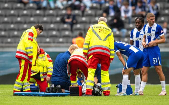 Football, Men, Season 2024 2025, 2 Bundesliga 5 Matchday , Hertha BSC Fortuna Düsseldorf, Linus Gechter Hertha BSC has to be treated for a long time and then carried off the pitch on a stretcher, 15 09 2024, Copyright: xSebastianxRäppold MatthiasxKochx