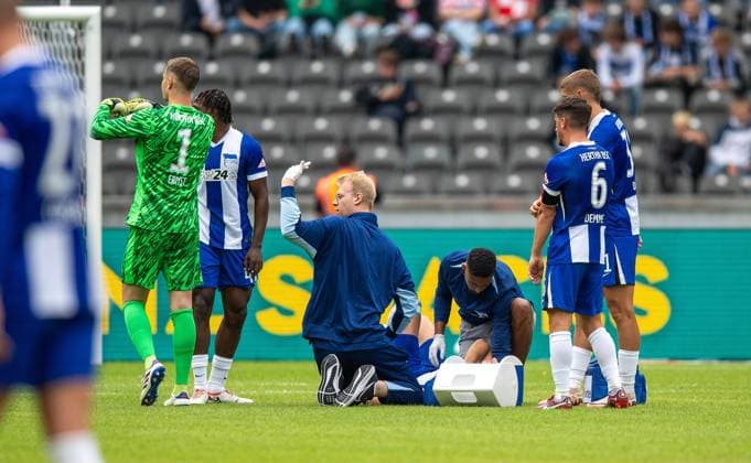 Football, Men, Season 2024 2025, 2 Bundesliga 5 Matchday , Hertha BSC Fortuna Düsseldorf, Linus Gechter Hertha BSC has to be treated for a long time and then carried off the pitch on a stretcher, 15 09 2024, Copyright: xSebastianxRäppold MatthiasxKochx