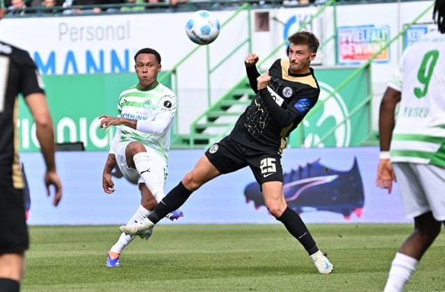 15 09 2024 Soccer Season 2024 2025 2 Soccer Bundesliga 05 Matchday SpVgg Greuther Fürth Kleeblatt SV Elversberg SVE Sportfoto Zink xwoxzix DFL regulations prohibit any use of photographs as image sequences and or quasi video only for editorial use Roberto Massimo 11, SpVgg Greuther Fürth Lukas Petkov 25, SV Elversberg