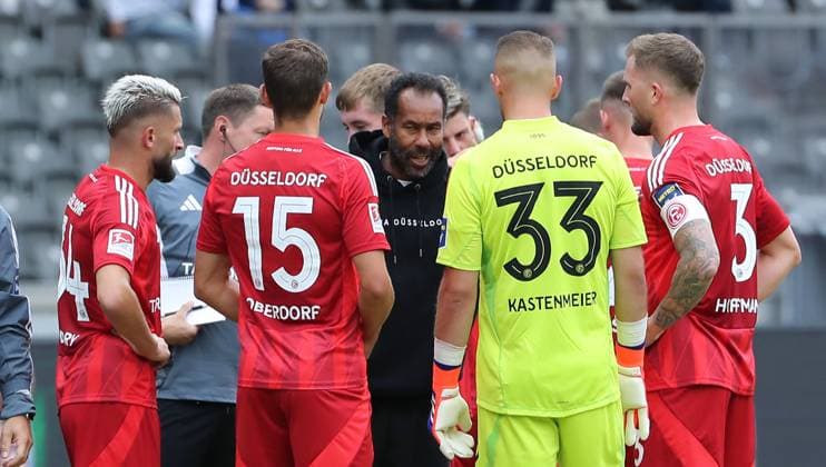 Coach Daniel Thioune talks to players Sports Soccer Football DFL 2 Bundesliga Men 5 Matchday Season 2024 2025 15 09 2024 Hertha BSC Berlin vs Fortuna Düsseldorf DFL regulations prohibit any use of photographs as image sequences and or quasi video