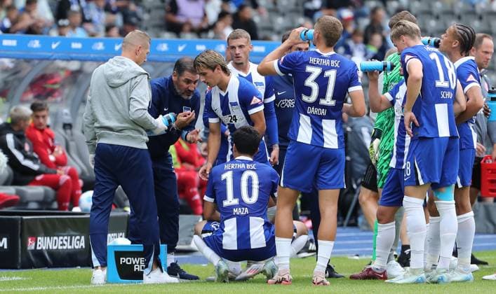 Coach Cristian Fiel talks to players Sports Soccer Football DFL 2 Bundesliga Men 5 Matchday Season 2024 2025 15 09 2024 Hertha BSC Berlin vs Fortuna Düsseldorf DFL regulations prohibit any use of photographs as image sequences and or quasi video