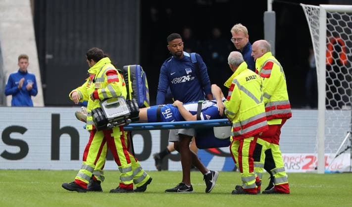 Linus Gechter is carried off injured on a stretcher, paramedics Sport Football Soccer DFL 2 Bundesliga Men 5 Matchday Season 2024 2025 15 09 2024 Hertha BSC Berlin vs Fortuna Düsseldorf DFL regulations prohibit any use of photographs as image sequences and or quasi video