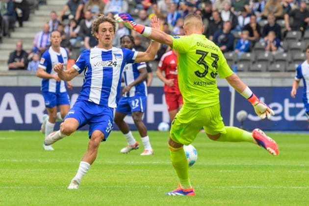 GER, Berlin, Fußball, Hertha BSC vs Fortuna Duesseldorf, 2 Bundesliga, Olympiastadion, 15 09 2024, v l Michal Karbownik Hertha 33 , Florian Kastenmeier F95 Duesseldorf 33 , Zweikampf, Action, Kampf, kaempft um den Ball, dfl dfb regulations prohibit any use of photographs as image sequences and or quasi video, Copyright: HMBxMedia UwexKoch