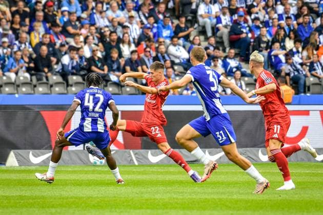 15 09 2024, xlakx, Soccer 2 Bundesliga, Hertha BSC Berlin Fortuna Düsseldorf emspor, v l Deyovaisio Zeefuik Hertha BSC 42 ,Danny Schmidt Fortuna Düsseldorf 22 ,Marton Dardai Hertha BSC 31 ,Felix Klaus Fortuna Düsseldorf 11 ,Zweikampf, Duell, Kampf, tackle DFL DFB REGULATIONS PROHIBIT ANY USE OF PHOTOGRAPHS as IMAGE SEQUENCES and or QUASI VIDEO Daniel Lakomski Jan Huebner Berlin