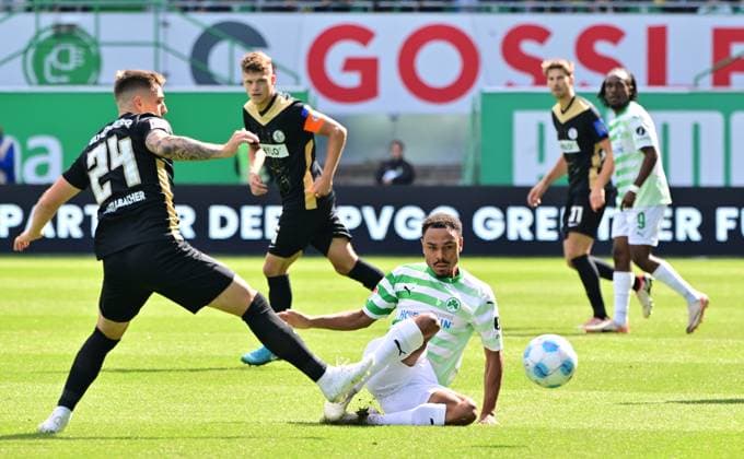 15 09 2024 Soccer Season 2024 2025 2 Soccer Bundesliga 05 Matchday SpVgg Greuther Fürth Kleeblatt SV Elversberg SVE Sportfoto Zink MeZi xmexzix DFL regulations prohibit any use of photographs as image sequences and or quasi video only for editorial use Luca Schnellbacher 24, SV Elversberg Sacha Banse Bansé 6, SpVgg Greuther Fürth, rechts