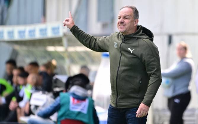 15 09 2024 Soccer Season 2024 2025 2 Soccer Bundesliga 05 Matchday SpVgg Greuther Fürth Kleeblatt SV Elversberg SVE Sportfoto Zink MeZi xmexzix DFL regulations prohibit any use of photographs as image sequences and or quasi video only for editorial use Alexander Zorniger Trainer SpVgg Greuther Fürth