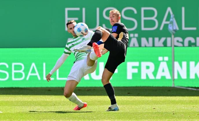 15 09 2024 Soccer Season 2024 2025 2 Soccer Bundesliga 05 Matchday SpVgg Greuther Fürth Kleeblatt SV Elversberg SVE Sportfoto Zink MeZi xmexzix DFL regulations prohibit any use of photographs as image sequences and or quasi video only for editorial use Branimir Hrgota 10, SpVgg Greuther Fürth Maurice Neubauer 33, SV Elversberg, right