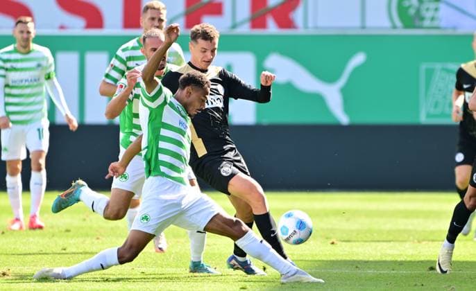 15 09 2024 Soccer Season 2024 2025 2 Soccer Bundesliga 05 Matchday SpVgg Greuther Fürth Kleeblatt SV Elversberg SVE Sportfoto Zink MeZi xmexzix DFL regulations prohibit any use of photographs as image sequences and or quasi video only for editorial use Sacha Banse Bansé 6, SpVgg Greuther Fürth vor Fisnik Asllani 10, SV Elversberg