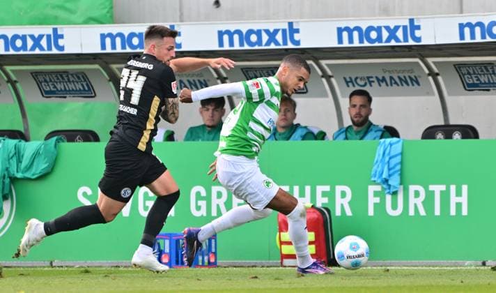 15 09 2024 Soccer Season 2024 2025 2 Soccer Bundesliga 05 Matchday SpVgg Greuther Fürth Kleeblatt SV Elversberg SVE Sportfoto Zink MeZi xmexzix DFL regulations prohibit any use of photographs as image sequences and or quasi video only for editorial use Luca Schnellbacher 24, SV Elversberg Maximilian Solomon Dietz 33, SpVgg Greuther Fürth, rechts