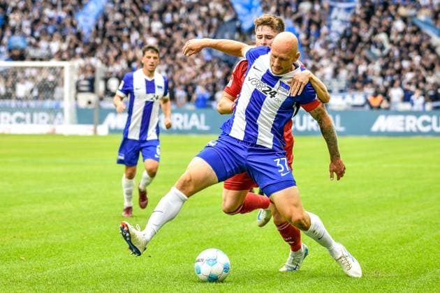 15 09 2024, xlakx, Fußball 2 Bundesliga, Hertha BSC Berlin Fortuna Düsseldorf emspor, v l Toni Leistner Hertha BSC 37 ,Tim Rossmann Fortuna Düsseldorf 21 ,Zweikampf, Duell, Kampf, tackle DFL DFB REGULATIONS PROHIBIT ANY USE OF PHOTOGRAPHS as IMAGE SEQUENCES and or QUASI VIDEO Daniel Lakomski Jan Huebner Berlin