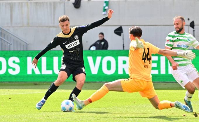 15 09 2024 Soccer Season 2024 2025 2 Soccer Bundesliga 05 Matchday SpVgg Greuther Fürth Kleeblatt SV Elversberg SVE Sportfoto Zink MeZi xmexzix DFL regulations prohibit any use of photographs as image sequences and or quasi video only for editorial use Fisnik Asllani 10, SV Elversberg Nahuel Noll 44, SpVgg Greuther Fürth Simon Asta 2, SpVgg Greuther Fürth, right goal chance