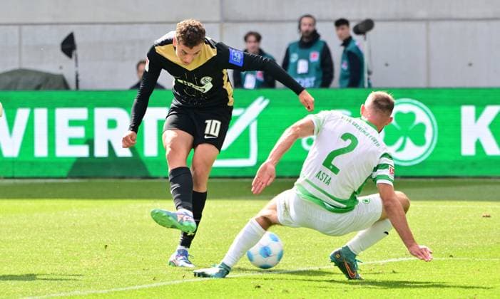 15 09 2024 Soccer Season 2024 2025 2 Soccer Bundesliga 05 Matchday SpVgg Greuther Fürth Kleeblatt SV Elversberg SVE Sportfoto Zink MeZi xmexzix DFL regulations prohibit any use of photographs as image sequences and or quasi video only for editorial use Fisnik Asllani 10, SV Elversberg Simon Asta 2, SpVgg Greuther Fürth, right