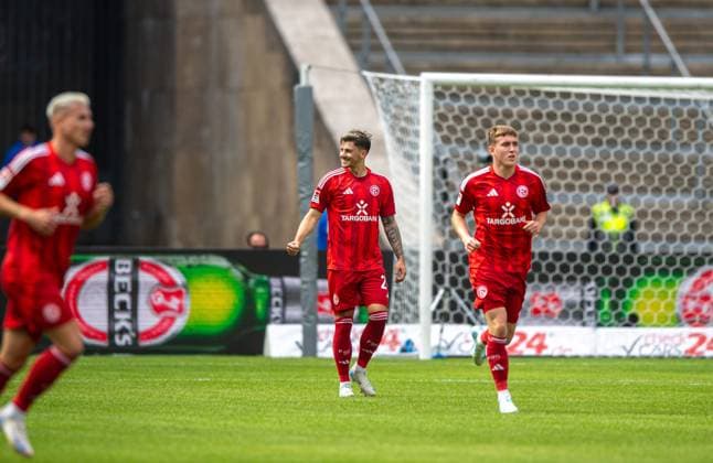 Soccer, Men, Season 2024 2025, 2 Bundesliga 5 Matchday , Hertha BSC Fortuna Düsseldorf, v l Dawid Kownacki Fortuna Düsseldorf , Isak Johannesson Fortuna Düsseldorf , Cheering after goal to 0 1, 15 09 2024, Copyright: xSebastianxRäppold MatthiasxKochx