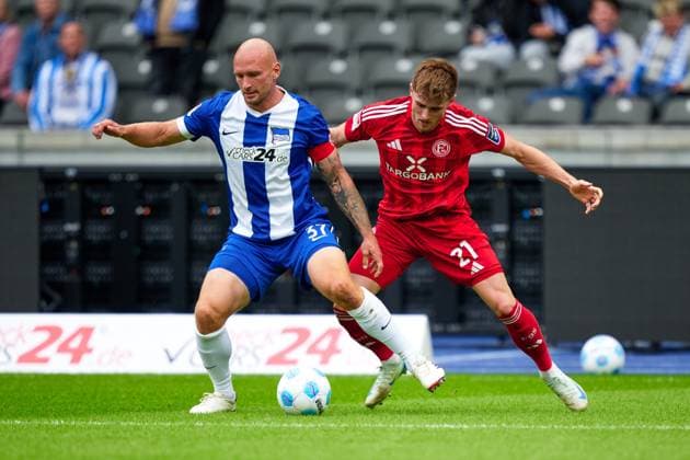Toni Leistner Hertha BSC, 37 , Tim Rossmann Fortuna Duesseldorf, 22 , GER, Hertha BSC vs Fortuna Duesseldorf, Soccer Men, 2 Bundesliga, Season 2024 2025, 05 Matchday, 15 09 2024 DFL REGULATIONS PROHIBIT ANY USE OF PHOTOGRAPHS AS IMAGE SEQUENCES AND OR QUASI VIDEO GER, Hertha BSC vs Fortuna Duesseldorf, Soccer Men, 2 Bundesliga, Season 2024 2025, 05 Matchday, 15 09 2024 Berlin Copyright: xEibner-Pressefotox xClaudiusxRauchx EP_CRH