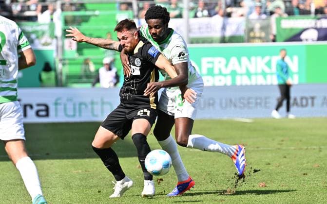 15 09 2024 Soccer Season 2024 2025 2 Soccer Bundesliga 05 Matchday SpVgg Greuther Fürth Kleeblatt SV Elversberg SVE Sportfoto Zink xwoxzix DFL regulations prohibit any use of photographs as image sequences and or quasi video only for editorial use Luca Schnellbacher 24, SV Elversberg Gideon Jung 23, SpVgg Greuther Fürth
