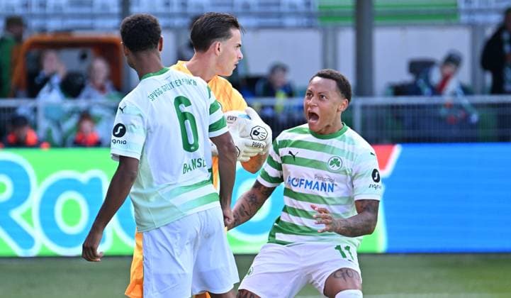 15 09 2024 Soccer Season 2024 2025 2 Soccer Bundesliga 05 Matchday SpVgg Greuther Fürth Kleeblatt SV Elversberg SVE Sportfoto Zink xwoxzix DFL regulations prohibit any use of photographs as image sequences and or quasi video only for editorial use Nach gehaltenem Elfmeter Strafstoß Sacha Banse Bansé 6, SpVgg Greuther Fürth Nahuel Noll 44, SpVgg Greuther Fürth Roberto Massimo 11, SpVgg Greuther Fürth