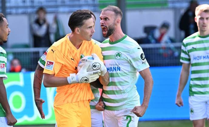 15 09 2024 Soccer Season 2024 2025 2 Soccer Bundesliga 05 Matchday SpVgg Greuther Fürth Kleeblatt SV Elversberg SVE Sportfoto Zink xwoxzix DFL regulations prohibit any use of photographs as image sequences and or quasi video only for editorial use Nach gehaltenem Elfmeter Strafstoß Nahuel Noll 44, SpVgg Greuther Fürth Simon Asta 2, SpVgg Greuther Fürth