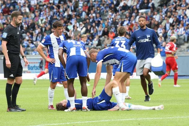 DEU, DFL, 2 FBL, Hertha BSC vs Fortuna Duesseldorf, 15 09 2024, Berliner Olympiastadion, Berlin, DEU, DFL, 2 FBL, Hertha BSC vs Fortuna Duesseldorf, im Bild Linus Gechter Hertha BSC Berlin 44 , verletzt, Hertha Spielerkreis DFL regulations prohibit any use of Photographs as image sequences and or quasi video Foto Juergen Engler nordphoto GmbH nordphotoxGmbHx xEngler nph00076