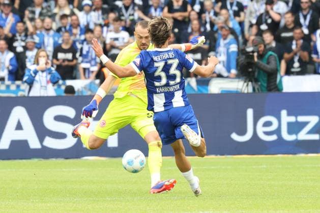 DEU, DFL, 2 FBL, Hertha BSC vs Fortuna Duesseldorf, 15 09 2024, Berliner Olympiastadion, Berlin, DEU, DFL, 2 FBL, Hertha BSC vs Fortuna Duesseldorf, im Bild Michal Karbownik Hertha BSC Berlin 33 , Florian Kastenmeier Fortuna Duesseldorf 33 DFL regulations prohibit any use of Photographs as image sequences and or quasi video Foto Juergen Engler nordphoto GmbH nordphotoxGmbHx xEngler nph00076