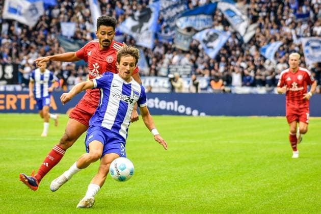 15.09.2024, xlakx, Fussball 2.Bundesliga, Hertha BSC Berlin - Fortuna Düsseldorf emspor, v.l. Michal Karbownik (Hertha BSC 33),Emmanuel Iyoha (Fortuna Düsseldorf 19),Zweikampf, Duell, Kampf, tackle (DFL DFB REGULATIONS PROHIBIT ANY USE OF PHOTOGRAPHS as IMAGE SEQUENCES and or QUASI-VIDEO) Daniel Lakomski Jan Huebner Berlin