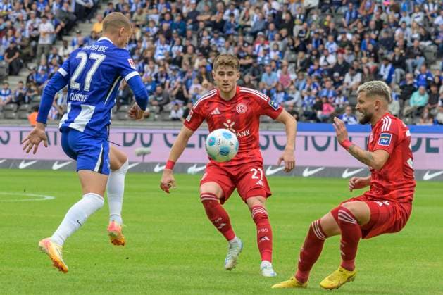GER, Berlin, Fußball, Hertha BSC vs Fortuna Duesseldorf, 2 Bundesliga, Olympiastadion, 15 09 2024, v l Michael Cuisance Hertha 27 , Tim Rossmann F95 Duesseldorf 21 , Felix Klaus F95 Duesseldorf 11 , Zweikampf, Action, Kampf, kaempft um den Ball, dfl dfb regulations prohibit any use of photographs as image sequences and or quasi video, Copyright: HMBxMedia UwexKoch