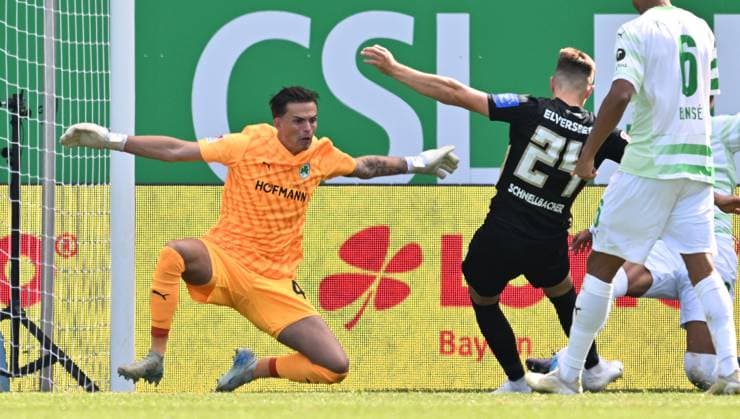 15 09 2024 Soccer Season 2024 2025 2 Soccer Bundesliga 05 Matchday SpVgg Greuther Fürth Kleeblatt SV Elversberg SVE Sportfoto Zink xwoxzix DFL regulations prohibit any use of photographs as image sequences and or quasi video only for editorial use Nahuel Noll 44, SpVgg Greuther Fürth Luca Schnellbacher 24, SV Elversberg