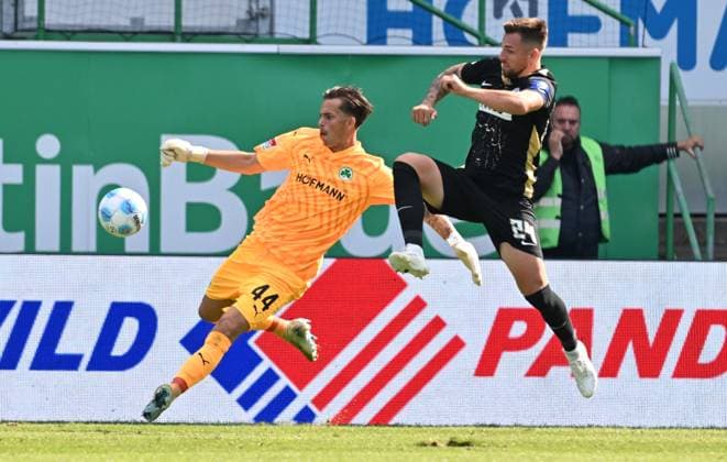 15 09 2024 Soccer Season 2024 2025 2 Soccer Bundesliga 05 Matchday SpVgg Greuther Fürth Kleeblatt SV Elversberg SVE Sportfoto Zink xwoxzix DFL regulations prohibit any use of photographs as image sequences and or quasi video only for editorial use Nahuel Noll 44, SpVgg Greuther Fürth Luca Schnellbacher 24, SV Elversberg