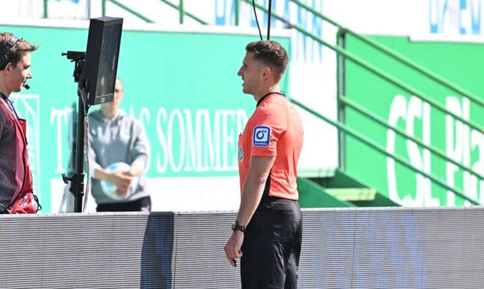 15 09 2024 Soccer Season 2024 2025 2 Soccer Bundesliga 05 Matchday SpVgg Greuther Fürth Kleeblatt SV Elversberg SVE Sportfoto Zink xwoxzix DFL regulations prohibit any use of photographs as image sequences and or quasi video only for editorial use Eric Weisbach Referee Videobeweis VAR