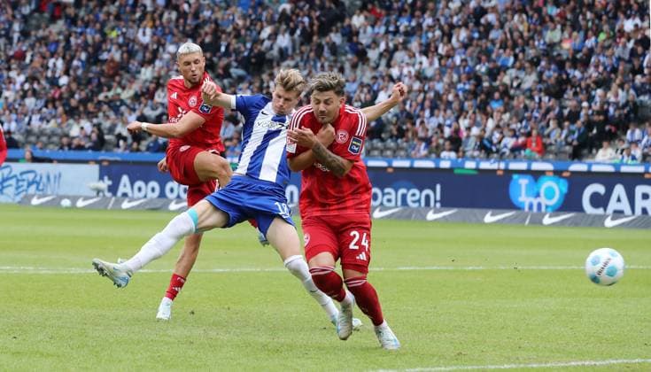 Jona Niemiec scores the goal for 0 2, Dawid Kownacki, Luca Schuler Sport Football Soccer DFL 2 Bundesliga Men 5 Matchday Season 2024 2025 15 09 2024 Hertha BSC Berlin vs Fortuna Düsseldorf DFL regulations prohibit any use of photographs as image sequences and or quasi video