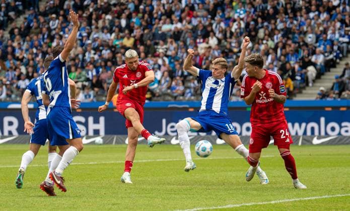 Soccer, Men, Season 2024 2025, 2 Bundesliga 5 Matchday , Hertha BSC Fortuna Düsseldorf, v l Jona Niemiec Fortuna Düsseldorf scores the goal to 0 2 against Luca Schuler Hertha BSC , 15 09 2024, Copyright: xSebastianxRäppold MatthiasxKochx