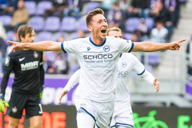 15 09 2024, xomx, Fußball 3 Liga, Erzgebirge Aue Arminia Bielefeld emspor, v l jubelt, Torjubel, Tor, Goal, Jubel, Freude, freuen zum 1 3 Marius Wörl Arminia Bielefeld , Mika Schrörs Arminia Bielefeld DFL DFB REGULATIONS PROHIBIT ANY USE OF PHOTOGRAPHS as IMAGE SEQUENCES and or QUASI VIDEO Aue