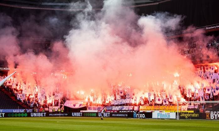 Sport Themen der Woche KW37 Sport Bilder des Tages 240915 Malmö FFs supportrar med pyro under fotbollsmatchen i Allsvenskan mellan AIK och Malmö FF den 15 september 2024 i Stockholm. *** 240915 Malmö FF supporters with pyro during the football match in Allsvenskan between AIK and Malmö FF on September 15, 2024 in Stockholm  Copyright: MICHAELxCAMPANELLA BB240915MC049