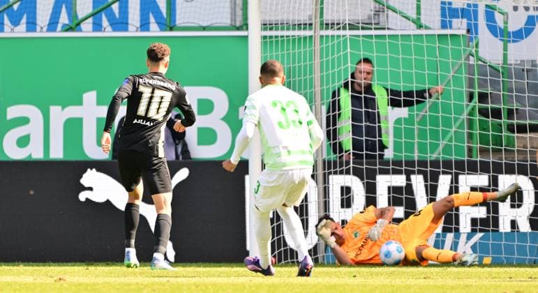15 09 2024 Soccer Season 2024 2025 2 Soccer Bundesliga 05 Matchday SpVgg Greuther Fürth Kleeblatt SV Elversberg SVE Sportfoto Zink MeZi xmexzix DFL regulations prohibit any use of photographs as image sequences and or quasi video only for editorial use Fisnik Asllani 10, SV Elversberg misses penalty kick against Nahuel Noll 44, SpVgg Greuther Fürth