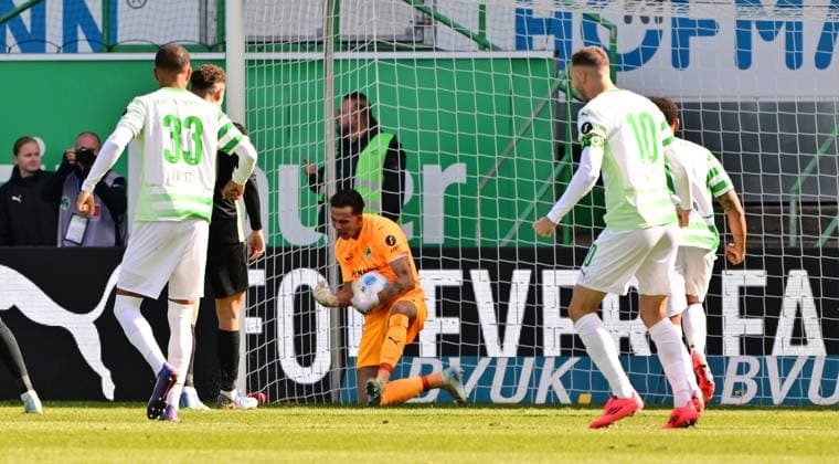 15 09 2024 Soccer Season 2024 2025 2 Soccer Bundesliga 05 Matchday SpVgg Greuther Fürth Kleeblatt SV Elversberg SVE Sportfoto Zink MeZi xmexzix DFL regulations prohibit any use of photographs as image sequences and or quasi video only for editorial use Maximilian Solomon Dietz 33, SpVgg Greuther Fürth Nahuel Noll 44, SpVgg Greuther Fürth Branimir Hrgota 10, SpVgg Greuther Fürth Jubel Freude nach gehaltener Penfmeter Strafstoß