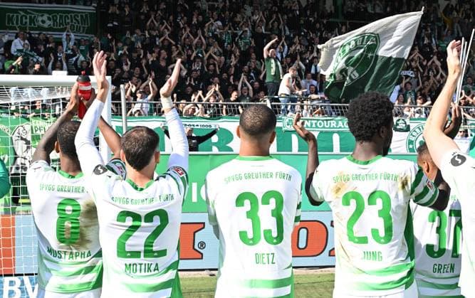 15 09 2024 Soccer Season 2024 2025 2 Soccer Bundesliga 05 Matchday SpVgg Greuther Fürth Kleeblatt SV Elversberg SVE Sportfoto Zink xwoxzix DFL regulations prohibit any use of photographs as image sequences and or quasi video only for editorial use Mannschaft Team Fürth nach Spielende vor Greutherfürthfans Fans Fanblock Kleeblattfans