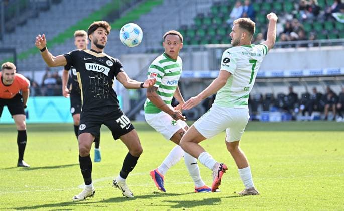 15 09 2024 Soccer Season 2024 2025 2 Soccer Bundesliga 05 Matchday SpVgg Greuther Fürth Kleeblatt SV Elversberg SVE Sportfoto Zink xwoxzix DFL regulations prohibit any use of photographs as image sequences and or quasi video only for editorial use Muhammed Damar 30, SV Elversberg Roberto Massimo 11, SpVgg Greuther Fürth Dennis Srbeny 7, SpVgg Greuther Fürth