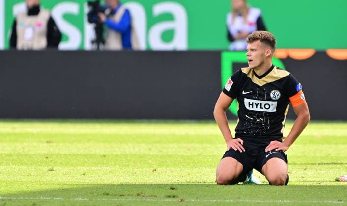 15 09 2024 Soccer Season 2024 2025 2 Soccer Bundesliga 05 Matchday SpVgg Greuther Fürth Kleeblatt SV Elversberg SVE Sportfoto Zink MeZi xmexzix DFL regulations prohibit any use of photographs as image sequences and or quasi video only for editorial use Robin Fellhauer 6, SV Elversberg Kapitän Spielführer Mannschaftskapitän enttäuscht Disappointment