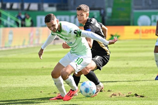 15 09 2024 Soccer Season 2024 2025 2 Soccer Bundesliga 05 Matchday SpVgg Greuther Fürth Kleeblatt SV Elversberg SVE Sportfoto Zink xwoxzix DFL regulations prohibit any use of photographs as image sequences and or quasi video only for editorial use Branimir Hrgota 10, SpVgg Greuther Fürth Frederik Schmahl 17, SV Elversberg