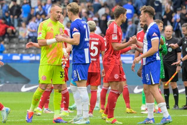 GER, Berlin, Football, Hertha BSC vs Fortuna Duesseldorf, 2 Bundesliga, Olympiastadion, 15 09 2024, The players say goodbye, v l Florian Kastenmeier F95 Duesseldorf 33 , Luca Schuler Hertha 18 , Final score 0 2, Hertha loses, dfl dfb regulations prohibit any use of photographs as image sequences and or quasi video, Copyright: HMBxMedia UwexKoch