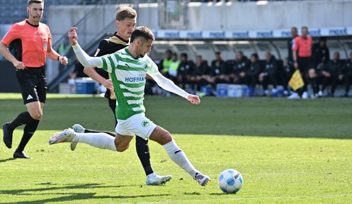 15 09 2024 Soccer season 2024 2025 2 Soccer Bundesliga 05 Matchday SpVgg Greuther Fürth Kleeblatt SV Elversberg SVE Sportfoto Zink xwoxzix DFL regulations prohibit any use of photographs as image sequences and or quasi video only for editorial use Nemanja Motika 22, SpVgg Greuther Fürth Chance Torchance