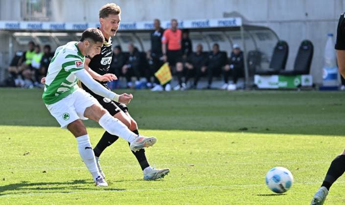 15 09 2024 Soccer Season 2024 2025 2 Soccer Bundesliga 05 Matchday SpVgg Greuther Fürth Kleeblatt SV Elversberg SVE Sportfoto Zink xwoxzix DFL regulations prohibit any use of photographs as image sequences and or quasi video only for editorial use Nemanja Motika 22, SpVgg Greuther Fürth Chance Torchance