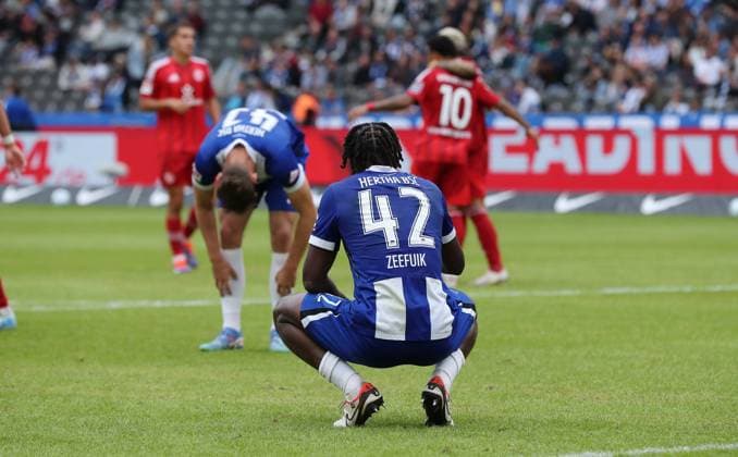 Deyovaisio Zeefuik, Pascal Klemens, Hertha player disappointed after the end of the match Disappointment Sports Soccer Football DFL 2 Bundesliga Men 5 Matchday Season 2024 2025 15 09 2024 Hertha BSC Berlin vs Fortuna Düsseldorf DFL regulations prohibit any use of photographs as image sequences and or quasi video