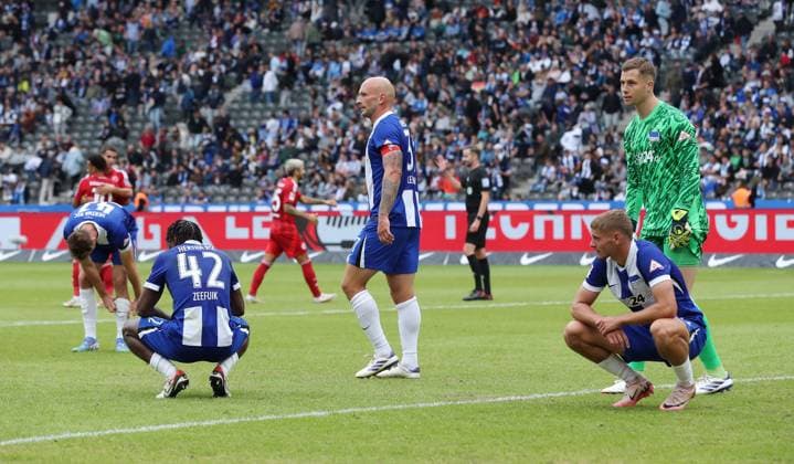 Deyovaisio Zeefuik, Pascal Klemens, Toni Leistner, Marton Dardai, goalkeeper Tjark Ernst, Hertha players disappointed after the end of the match Disappointment Sport Football Soccer DFL 2 Bundesliga Men 5 Matchday Season 2024 2025 15 09 2024 Hertha BSC Berlin vs Fortuna Düsseldorf DFL regulations prohibit any use of photographs as image sequences and or quasi video