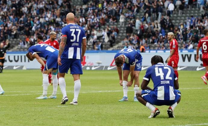 Toni Leistner, Deyovaisio Zeefuik, Pascal Klemens, Hertha players disappointed after the end of the match Disappointment Sport Soccer Football DFL 2 Bundesliga Men 5 Matchday Season 2024 2025 15 09 2024 Hertha BSC Berlin vs Fortuna Düsseldorf DFL regulations prohibit any use of photographs as image sequences and or quasi video