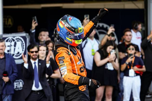 PIASTRI Oscar (aus), McLaren F1 Team MCL38, portrait celebration victory during the Formula 1 Azerbaijan Grand Prix 2024, 17th round of the 2024 Formula One World Championship, WM, Weltmeisterschaft from September 13 to 15, 2024 on the Baku City Circuit, in Baku, Azerbaijan - F1 - AZERBAIJAN GRAND PRIX 2024 DPPI Panoramic  240915_R17_AZERBAIJAN_0I7A0768_1